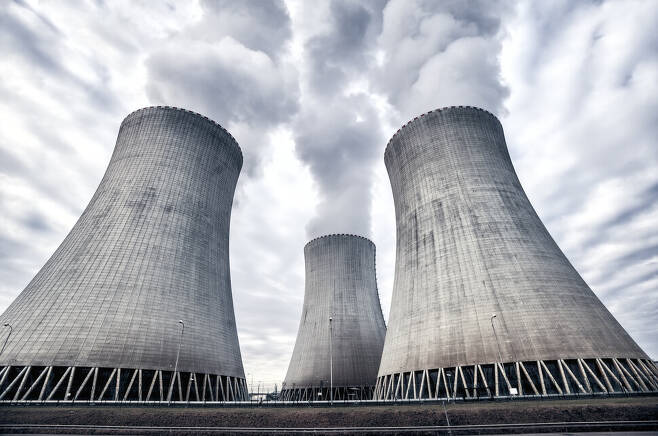 원자력 발전소 냉각탑에서 흰 연기가 뿜어져 나오고 있다. 게티이미지뱅크