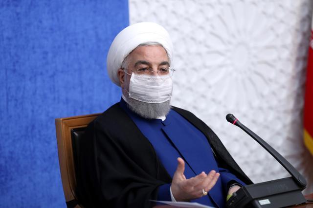하산 로하니 이란 대통령이 8일 수도 테헤란에서 열린 경제정책회의에서 차기 미국 행정부가 핵합의에 복귀하기를 바란다는 의견을 밝히고 있다. 테헤란=EPA 연합뉴스