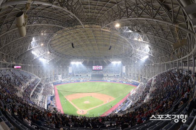 오는 17일부터 2020시즌 KBO 리그 한국시리즈가 열리는 서울 고척스카이돔 전경. 스포츠경향DB