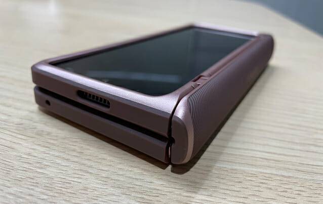 갤럭시Z폴드2 슬림아머 장착한 모습. (사진=지디넷코리아)