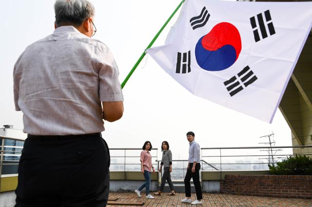 ‘성난 사회’는 오늘날 지구적 경향이다. 한국도 예외가 아니다. 노인도, 청년도 국가에게, 서로에게 화가 나 있다. 이들의 부서진 마음은 무엇보다 정치 탓이다. 한국일보 자료사진