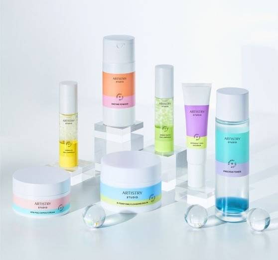 2021년엔 건강한 피부를 위해 자연유래 성분을 적극 활용한 화장품군이 강화될 전망이다. 사진은 한국암웨이가 지난달 출시한 내추럴 화장품 브랜드 '아티스트리 스튜디오 스킨'의 신제품들이다. 사진 한국암웨이