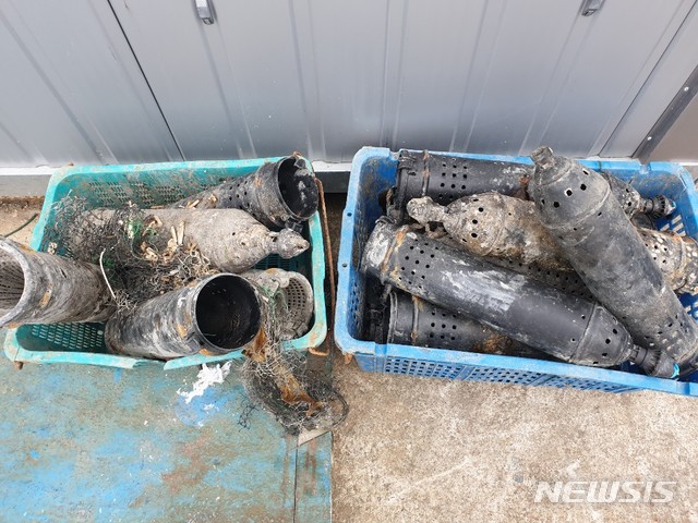 울산 앞바다에 버려져 있다 수거된 어구들. (사진=울산수산업경영인연합회 제공)