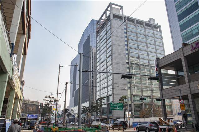 서울미래유산으로 선정된 영화 ‘별들의 고향’, ‘바보들의 행진’, ‘영자의 전성시대’가 개봉됐던 옛 국도극장은 국도호텔로 변했고, 표지석 하나만 달랑 남아 있다.