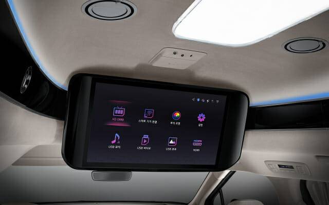 기아차 4세대 카니발 하이리무진에 장착된 21.5인치 스마트 모니터 (사진=기아차)