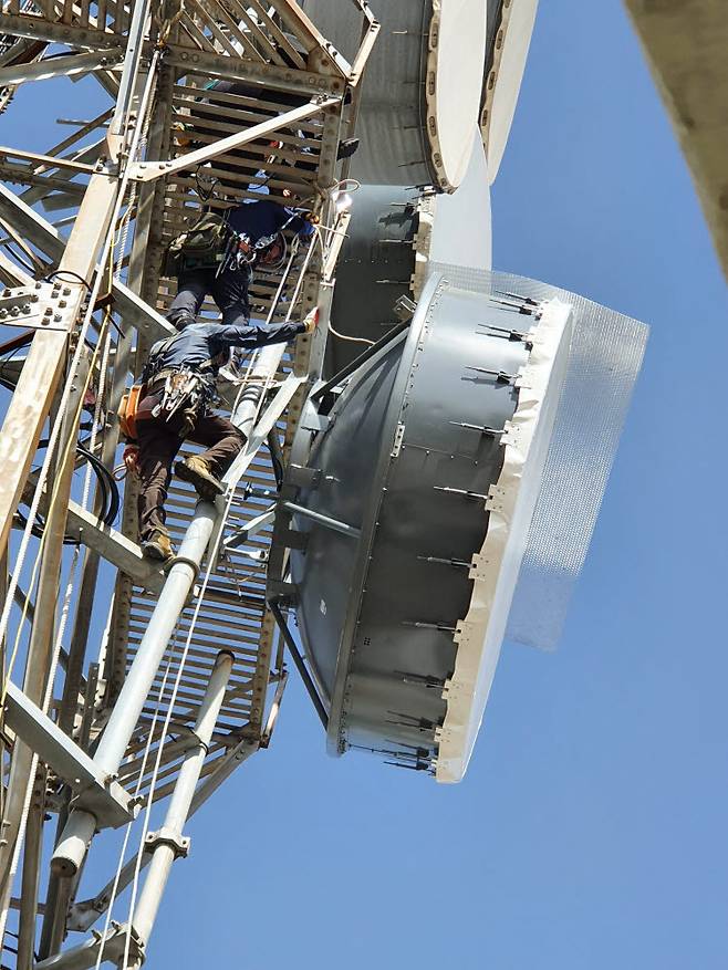 KT 직원들이 백령도의 MW(micro wave) 시설을 점검하고 있다.