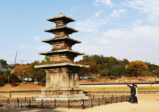 정림사지 오츠석탑은 우아하면서도 장중해 백제 예술의 정수로 꼽힌다.