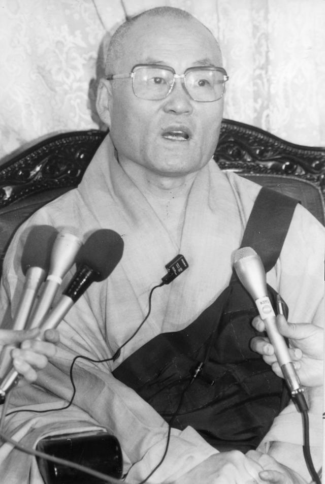 1994년 3월 대한불교조계종 제27대 총무원장으로 선임된 서의현 원장이 언론과 인터뷰를 하고 있다. 한국일보 자료사진