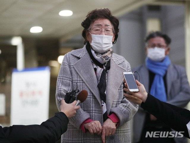 11일 오후 일본군 ‘위안부’ 피해자 이용수 할머니(92)가 서울중앙지법에 출석해 피해 사실을 진술한 뒤 법원 밖에서 기자회견을
하고 있다. 이 할머니는 “조선의 여자아이가 대한민국의 늙은이가 되어 (법원에) 나왔습니다”라며 재판을 통한 피해 회복을
호소했다.(뉴시스)