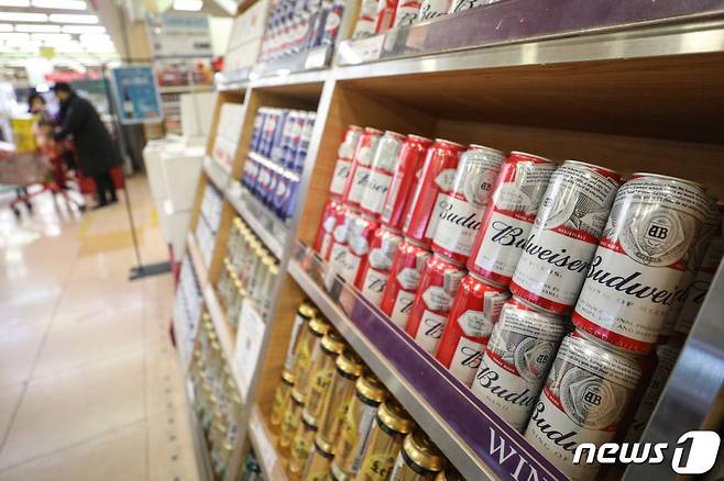 서울의 한 대형마트 주류코너에 맥주와 막걸리 등 제품들이 진열돼 있다.  /사진=뉴스1