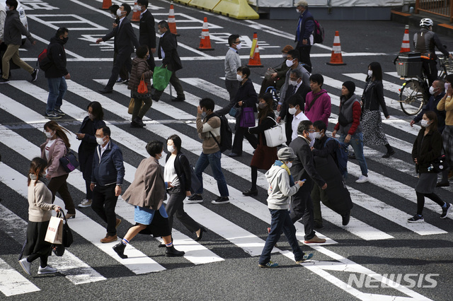 [도쿄=AP/뉴시스]지난 9일 일본 도쿄의 한 횡단보도를 신종 코로나바이러스 감염증(코로나19) 감염 예방을 위해 마스크를 착용한 시민들이 건너고 있다. 2020.11.10.