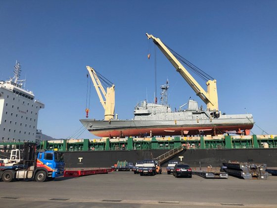에콰도르로 떠나는 대형 수송선에 해양경찰청 퇴역 경비함 2척을 선적하고 있다. [해양경찰청]