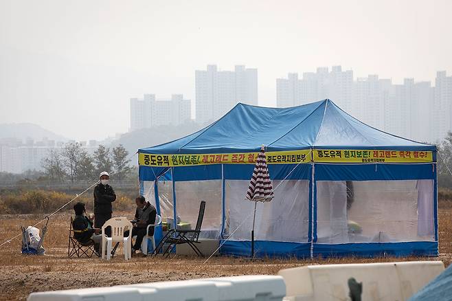 ⓒ시사IN 신선영10월22일 중도유적지킴본부 회원들이 건설 현장에 천막을 치고 노숙 농성을 하고 있다.