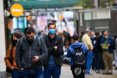 미국 뉴욕의 한 코로나19 검사소 앞에 사람들이 마스크를 쓴 채 줄 서 있다. [AFP=연합뉴스]