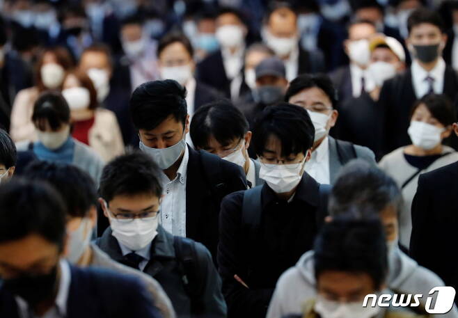 마스크를 쓴 채 도심을 걷고 있는 도쿄 시민들. © 로이터=뉴스1