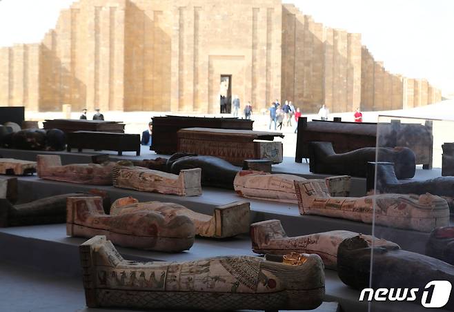 14일 공개된 고대 이집트 목관 100여개. © 로이터=뉴스1