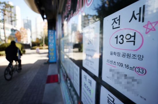서울의 한 부동산중개업소에 붙은 매매·전세·월세 관련 정보란 (사진=연합뉴스)
