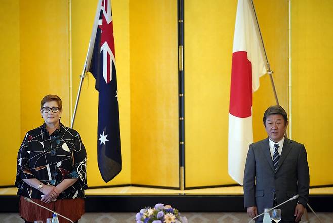 마리스 페인 호주 국방장관과 모테기 도시미쓰 일본 외무장관/사진=AFP