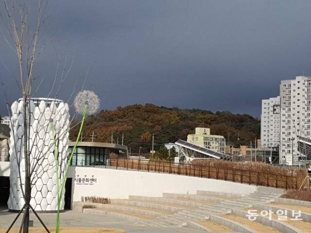 옛 양천현(마곡지역) 뒷산인 궁산(사진 가운데). 산 정상에는 백제시기에 건축된 군사용 토성이 있다. 안영배 논설위원.