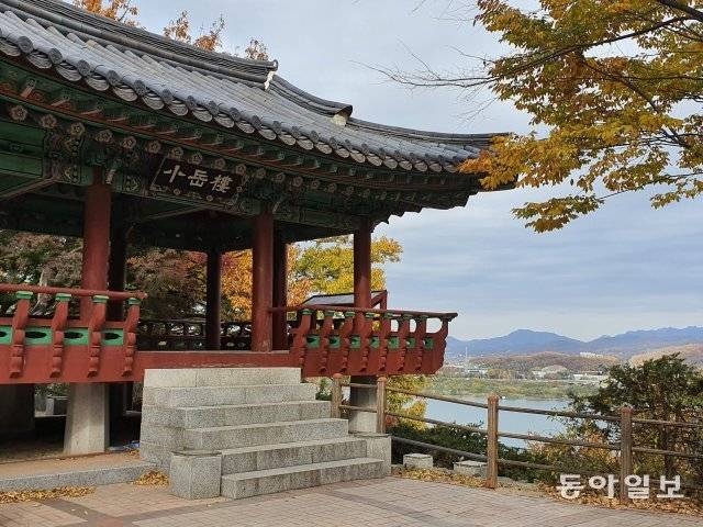 궁산 정상에서 내려다본 한강. 궁산은 한강을 지키는 전략 요새지로 활용돼 왔다. 안영배 논설위원