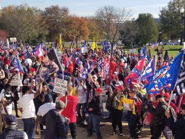 미국 워싱턴의 도로를 가득 메운 도널드 트럼프 대통령의 지지자들이 14일(현지시간) 연방대법원을 향해 걸어가면서 가두시위를 펼치고 있다.