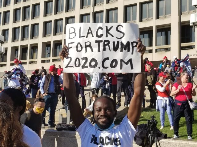 도널드 트럼프 미국 대통령의 지지자들이 14일(현지시간) 워싱턴에서 진행한 시위에선 흑인들의 모습도 간혹 보였다. 한 흑인 남성이 ‘트럼프를 위한 흑인들’이라는 팻말을 들고 서 있다.