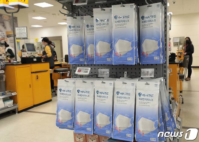 지난달 22일 서울 용산구 이마트 용산점에 의약외품 마스크가 진열돼 있다. © News1 이성철 기자
