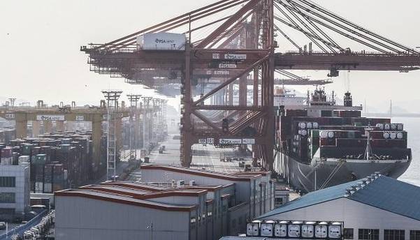 컨테이너선이 지난 13일 부산 강서구 부산항 신항 HMM(옛 현대상선) 컨테이너터미널에서 화물을 선적하고 있다. /연합뉴스