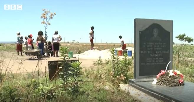 짐바브웨 수도 하라레 인근 마을 호플리에서는 공동묘지 근처에서 사람들이 물을 긷고 있다.