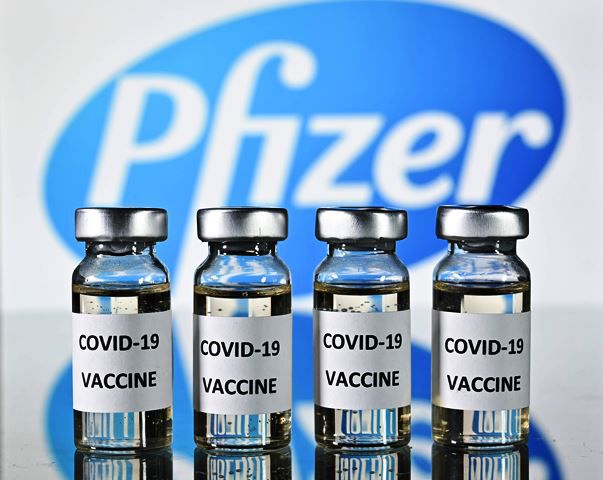 코로나 백신 개발에서 앞서가고 있는 미국 제약회사 화이자와 코로나 백신 모형./AFP 연합