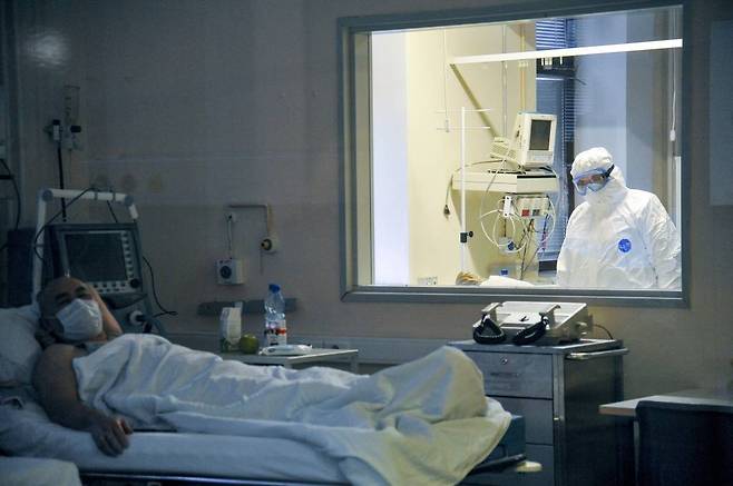 러시아 모스크바의 스켈리포스프스키 병원에서 지난 3월 의사 1명이 유리창 너머로 코로나19 환자의 상태를 관찰하고 있다. /사진=AP/뉴시스