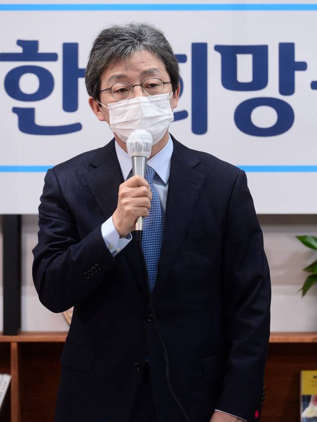 유승민 전 의원이 18일 오전 서울 여의도 국회 앞 태흥빌딩 ‘희망 22’ 사무실에서 열린 기자간담회에서 인사말을 하고 있다. /연합뉴스