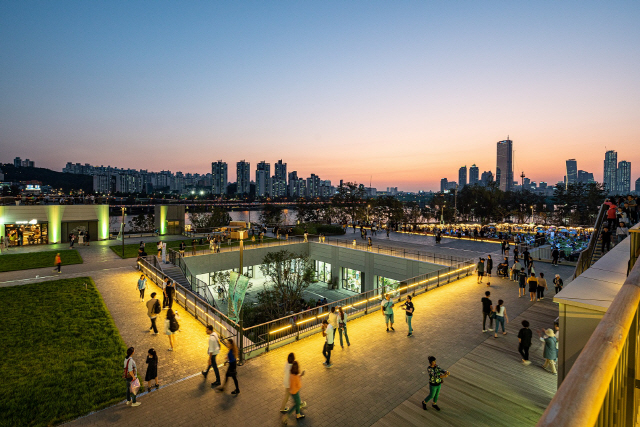 서울 용산구에 속한 음악 중심의 복합문화공간 노들섬은 건물 옥상을 통해 다른 건물로 이동하고 도시와 한강, 숲을 조망할 수 있는 공간으로 활용했다.