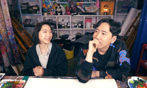 우울증을 주제로 유튜브 채널을 운영하는 이모르씨(오른쪽)는 우울감을 겪는 구독자들과 함께 그림을 그리면서 그들이 자기감정을 직시할 수 있도록 돕고 있다. 이모르씨 제공