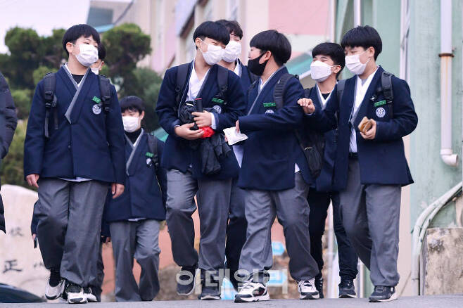 경북 예천 대창중 학생들이 한복교복을 입고 하교하고 있다(사진=문체부)