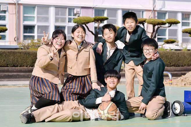 전남 강진에 위치한 작천중 학생들이 한복교복을 입고 농구코트에 모여 있다(사진=문체부)