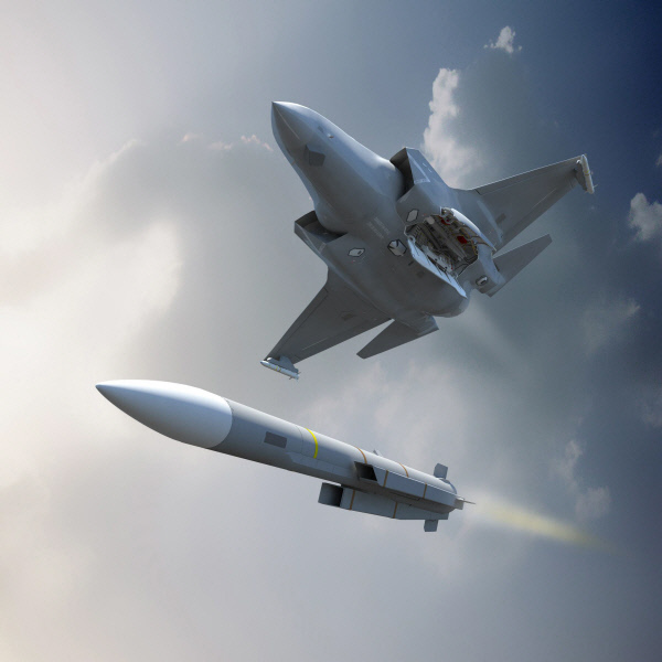스텔스 전투기 F-35에 탑재된 유럽산 중거리 공대지마사일 미티어 발사 장면. KF-X에도 탑재된다.