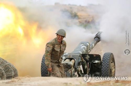 아제르바이잔 군을 향해 포격하는 아르메니아 병사 [아르메니아 국방부 제공. 재판매 및 DB 금지]