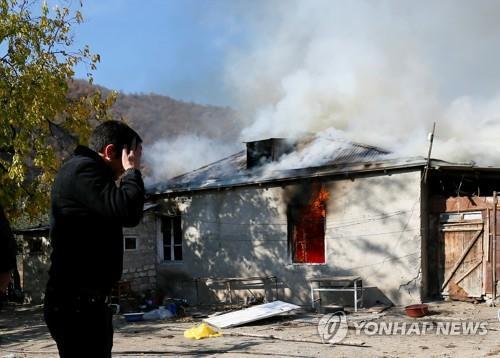 자신의 집을 불태우는 나고르노-카라바흐의 아르메니아 주민 [로이터=연합뉴스]