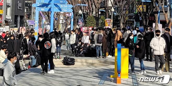 21일 서울 마포구 홍대 앞 거리에서 많은 시민들이 버스킹을 보고 있다. 2020.11.21 © 뉴스1