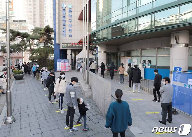 21일 서울 동작구보건소 선별진료소가 시민들로 북적이고 있다. 2020.11.21/뉴스1 © News1 이성철 기자