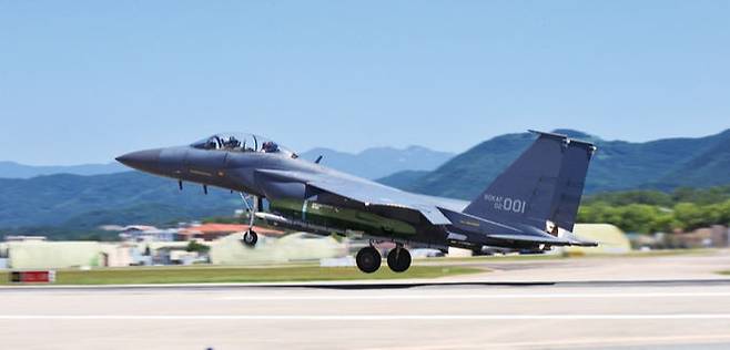 타우러스 미사일을 탑재한 채 이륙하는 공군 F-15K 전투기. 세계일보 자료사진