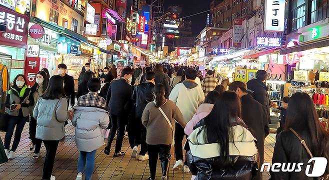 토요일인 21일 밤 서울 홍대앞 거리가 청년들로 가득차 있다.© 뉴스1 박기범 기자