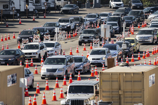 늘어선 코로나검사 대기차량



코로나 재확산으로 비상인 미국 캘리포니아주 로스앤젤레스의 다저스타디움에 마련된 코로나19 검사소 앞에 19일(현지시간) 검사 차례를 기다리는 수천 대의 차량이 줄지어 서 있다. (위 사진) 미국 오하이오주 콜럼버스에서 19일(현지시간) 주민들이 성조기와 피켓 등을 들고 코로나19 확산 방지를 위한 규제 조치에 항의하는 집회에 참여하고 있다.



로스앤젤레스= EPA 연합뉴스