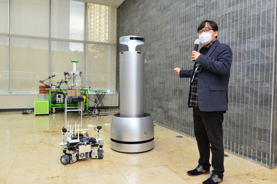 김강건 KIST AI·로봇연구소 박사가 자율주행 방역로봇 '대한민국 에이드봇'을 시연해 보이고 있다.



KIST 제공