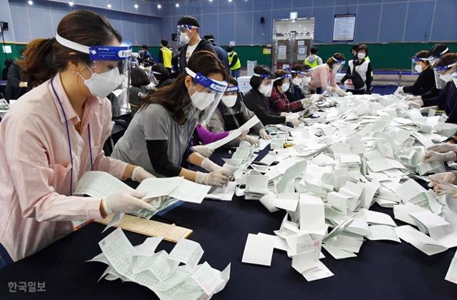 제21대 총선 투표일인 15일 오후 서울 영등포구 다목적베드민턴체육관에서 개표작업이 진행되고 있다. 홍인기 기자