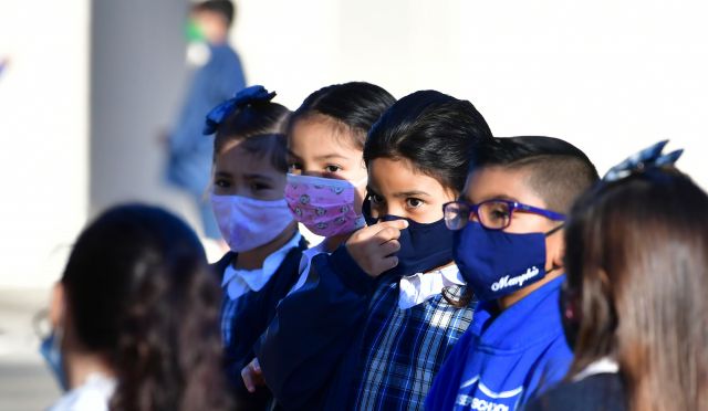 미국 캘리포니아의 한 학교에서 학생들이 마스크를 착용한 채 줄을 서고 있다. AFP연합뉴스