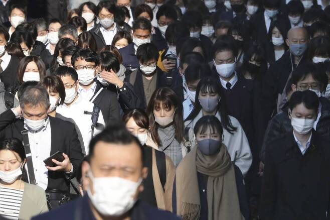 17일 일본 도쿄에서 코로나19 확산을 막기 위해 마스크를 쓴 시민들이 출근하고 있다. 일본에서 코로나19 감염자가 급증하는 가운데 스가 요시히데 총리가 "최대 경계 상황"이라며 철저한 대책 준수를 호소했다.  /AP=뉴시스