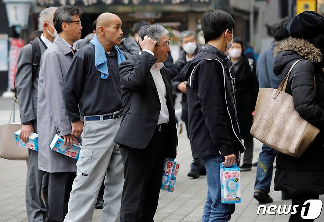 지난 2월 14일 일본 도쿄의 한 약국에 사람들이 마스크를 사기 위해 줄을 선 모습. 지난 13일 일본에서 첫 코로나19 사망자가 나왔고, 감염자 수 역시 증가세를 보이고 있다. © 로이터=뉴스1 © News1 윤다혜 기자