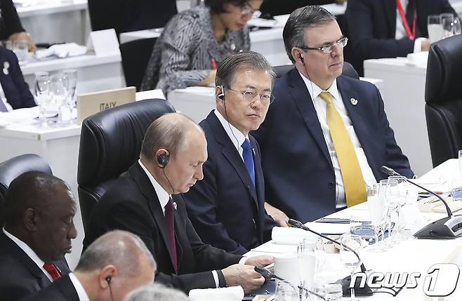 문재인 대통령이 지난해 6월28일 일본 오사카 인텍스 오사카에서 열린 G20 정상회의 세션1에 참석한 모습. 통역기를 사용하고 있다. (청와대 제공) 2019.6.29/뉴스1